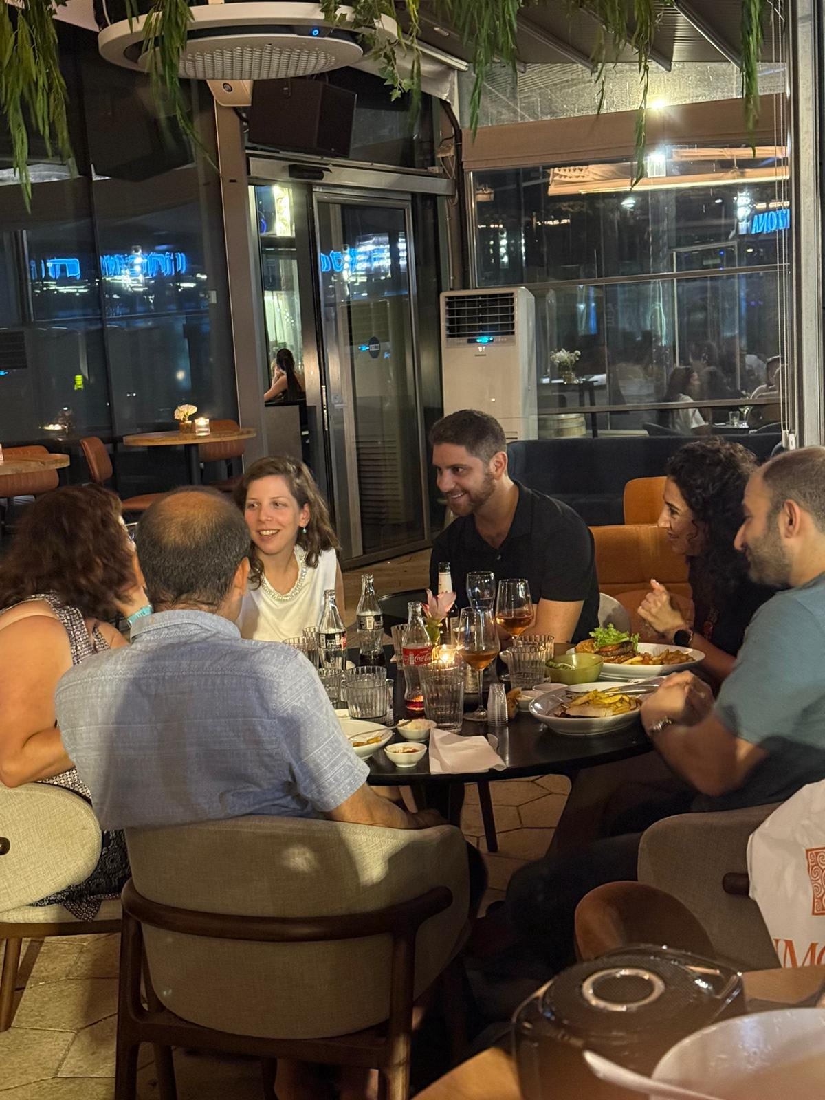 זוגות יושבים סביב שולחן, אוכל ומשקאות, ערב שלישי זוגי